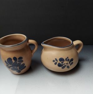 Vintage Folk Art pfaltzgraff Yorktown  gravy and creamer beige blue duo for$28